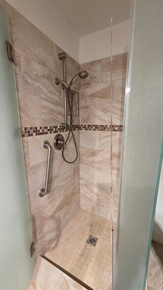 Main Bathroom shower - 12830 Burbank Blvd