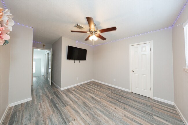 Building Photo - 11003 Kirkmead Dr