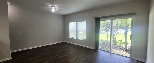 Building Photo - Spacious 2BR/2.5 Bathroom Northside Townho...