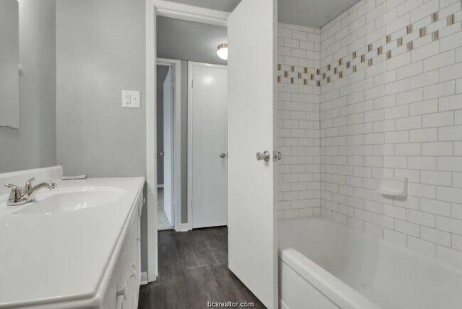 Building Photo - 3800 E 29th St