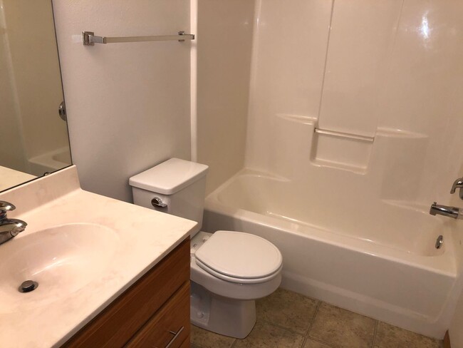 Building Photo - 3 Bed 2 Bath Twin Home