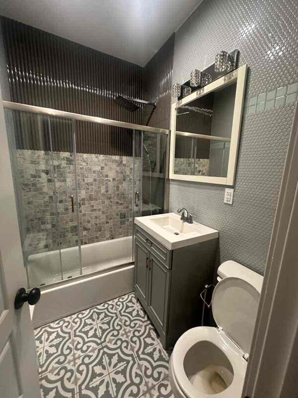 Building Photo - 943 E 214th St