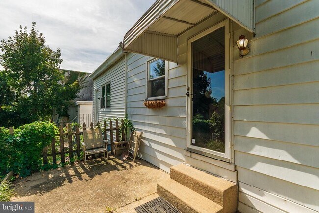 Building Photo - 4651 Sheldon St