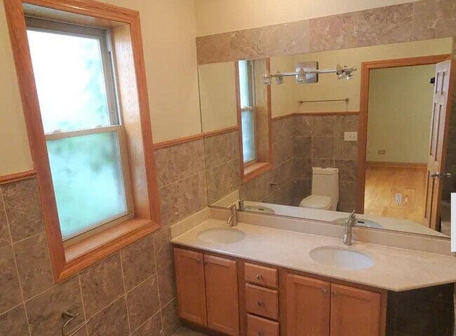 Building Photo - 5336 S Prairie Ave