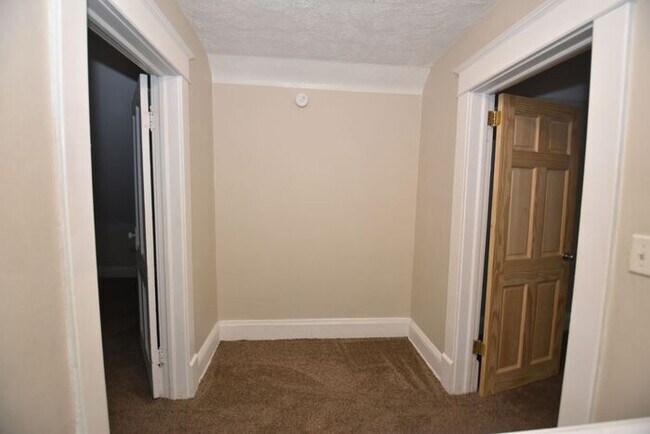 Building Photo - Mishawaka 1/2 story 3 bedroom single-family home with garage