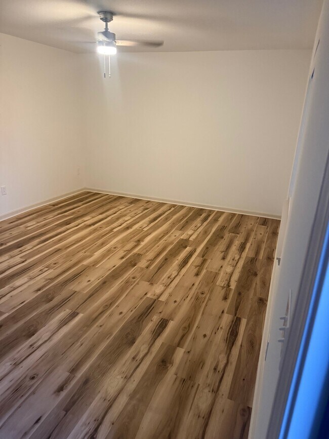 Building Photo - 5769 Dewsbury Ln