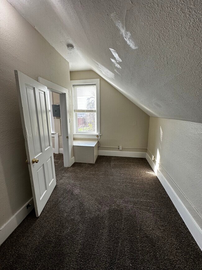 Building Photo - 422 Loras Blvd
