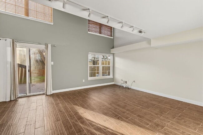 Building Photo - 335 Fullerton Pl