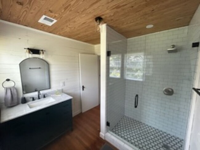 Building Photo - Beautiful 4 Bed 3 Bath Home Fully Furnishe...