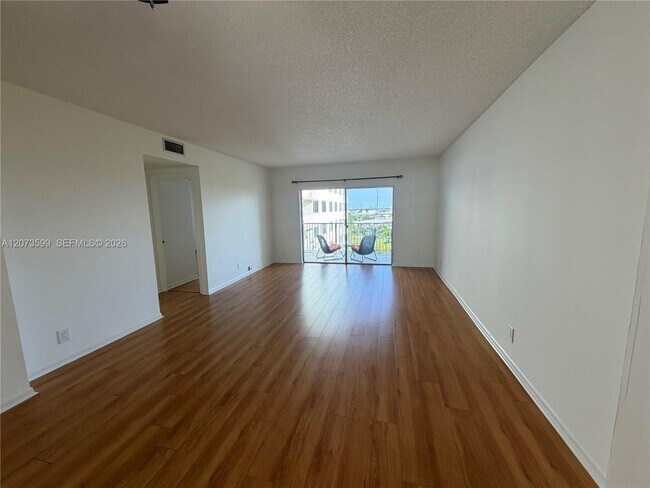 Building Photo - 4200 Hillcrest Dr