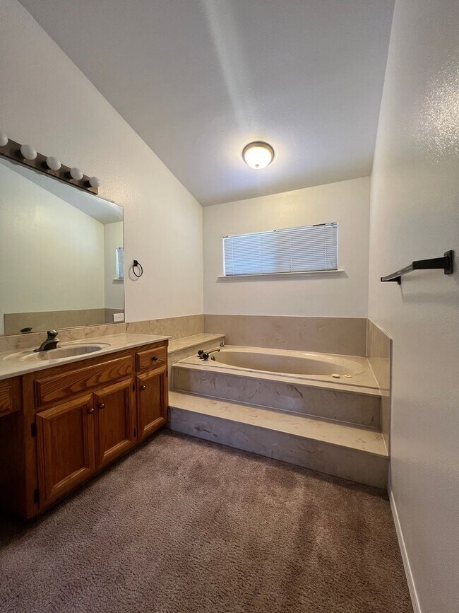 Building Photo - For Rent – Spacious 3 Bed / 2 Bath | 2,660 Sq Ft | West Madera