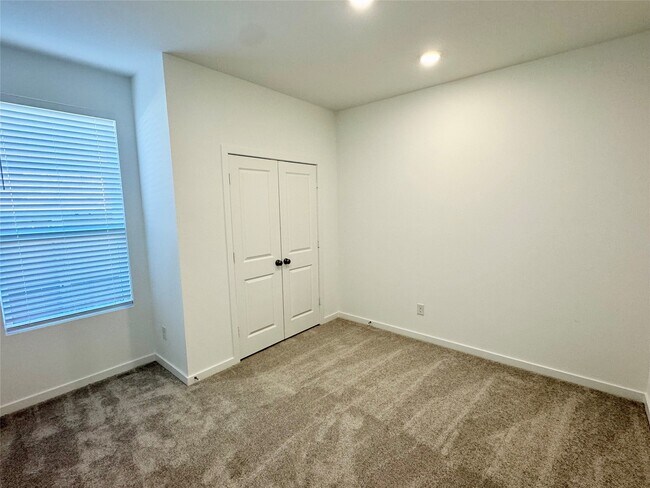 Building Photo - 5835 Majestic Sky Dr