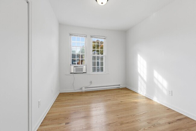 Building Photo - Lovely 3 BR/1 BA Apartment in H Street Cor...