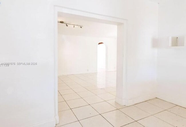 Building Photo - 305 NE 2nd Ave