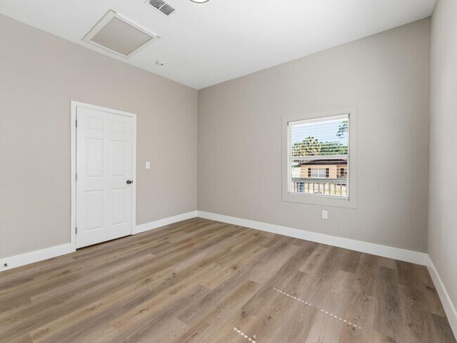 Building Photo - 1740 W Cherry St