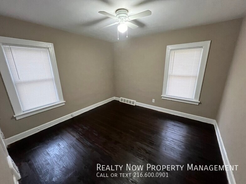 Building Photo - 872 Helmsdale Rd