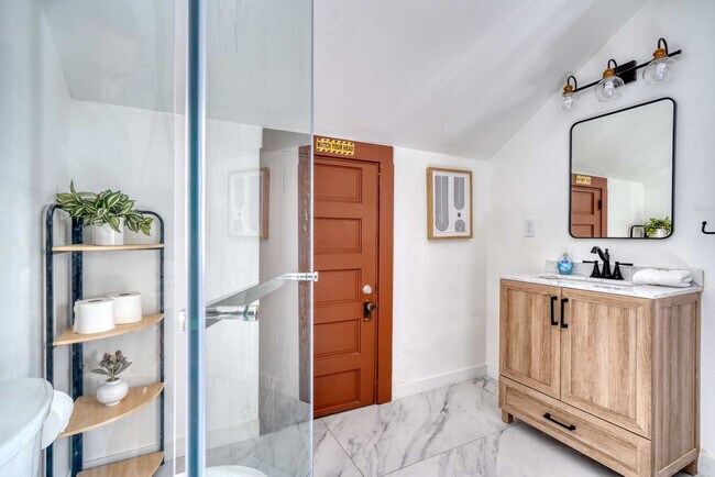 Building Photo - 2034 NE Flanders St