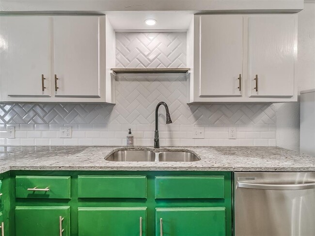 Building Photo - 621 N 16th St