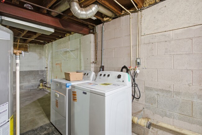 Building Photo - 1547 E Atherton Rd