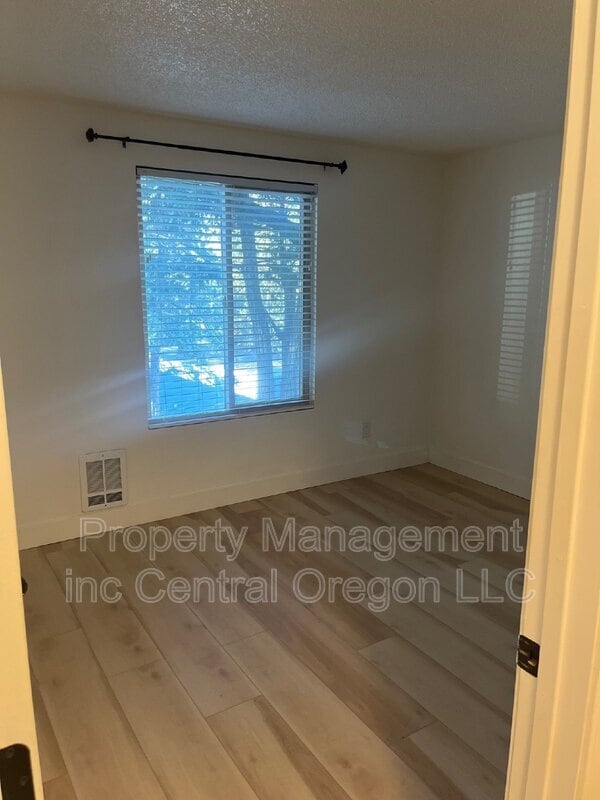 Building Photo - 1700 NE Wells Acres Rd