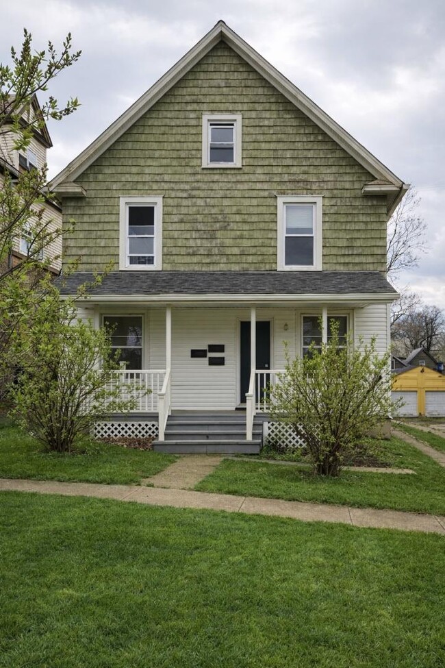 Building Photo - 818 Broad St