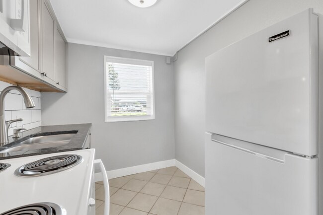 Building Photo - 825 12th St