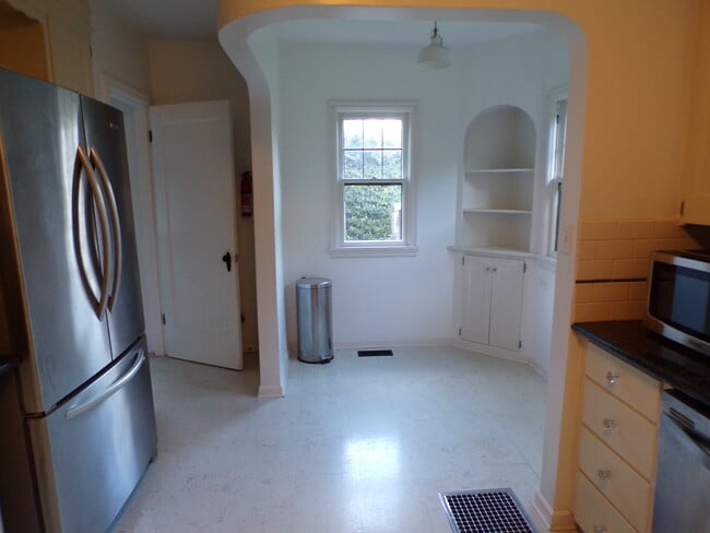 Building Photo - 4621 NE Royal Ct