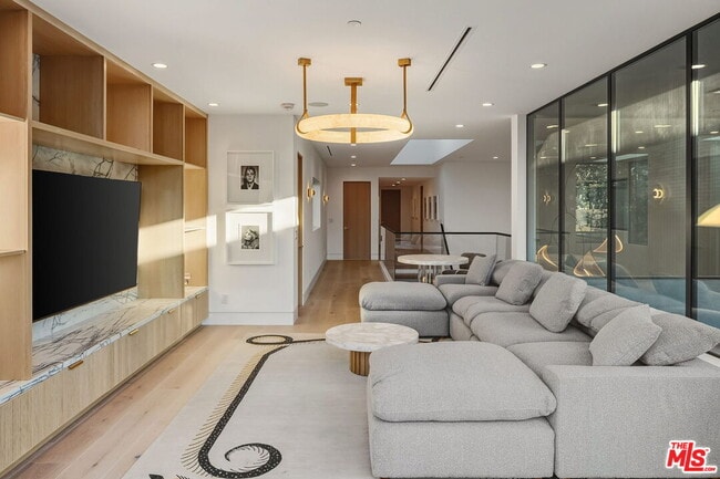 Building Photo - 738 Palms Blvd