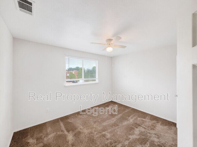 Building Photo - 3211 Roundtree Ln