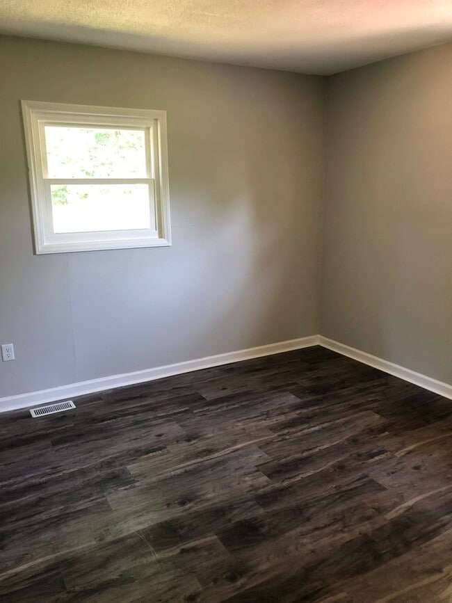 Building Photo - 3331 N Valleyview Dr