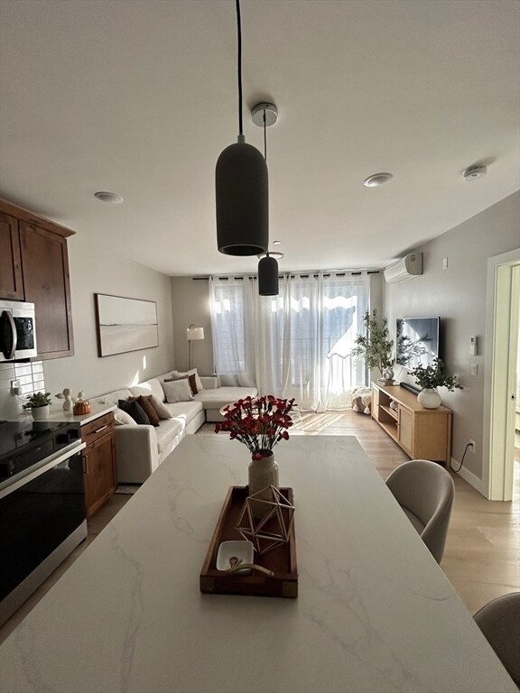 Building Photo - 400 W Broadway