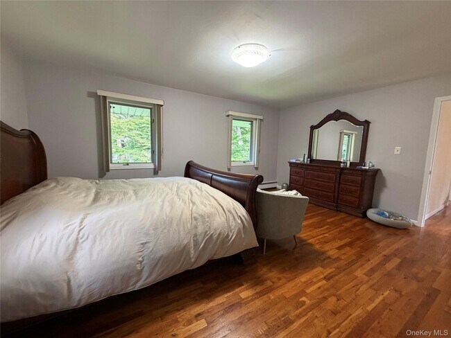 Building Photo - 8 Tree Hollow Ln