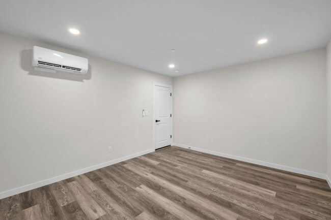 Building Photo - New Construction Luxury Townhome - Bright & Sunny End Unit