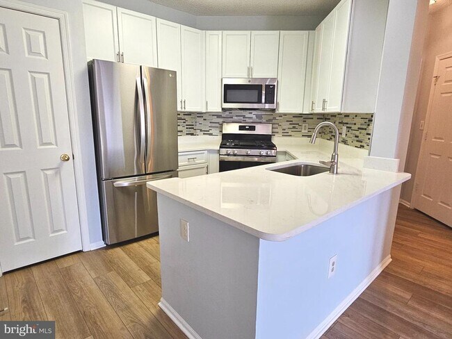 Building Photo - 6005 Rosebud Ln
