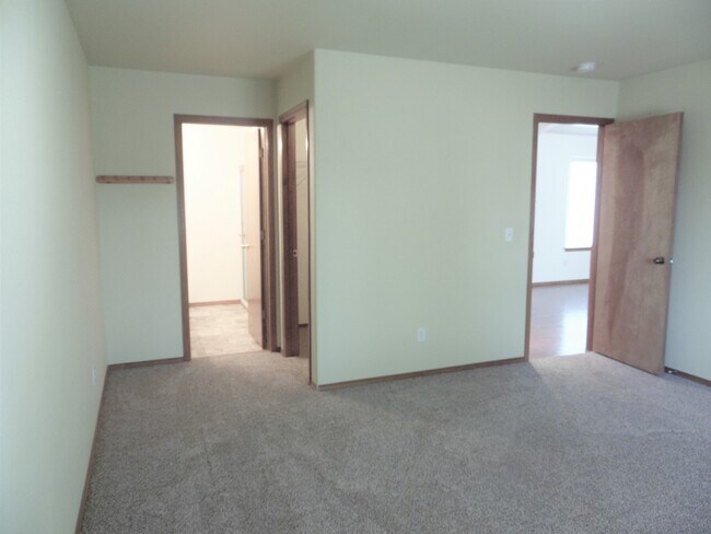 Building Photo - 1290 W Cardinal Ave