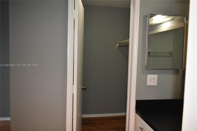 Building Photo - 9450 Live Oak Pl