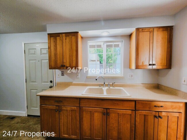 Building Photo - 3 br, 2 bath House - 3029 SE Swain Ave