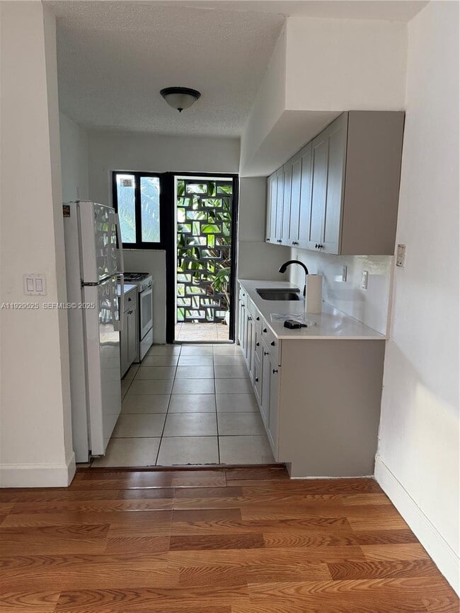 Building Photo - 2220 Calais Dr