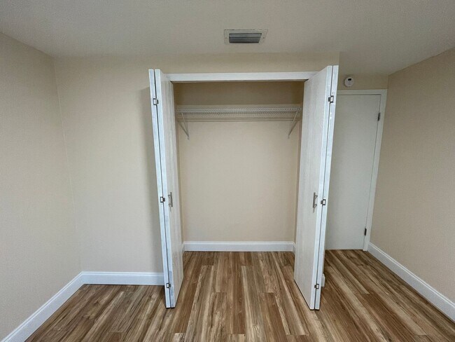 Building Photo - Newly Renovated 2BR/2BA Apopka Home with Spacious Fenced in Yard!!