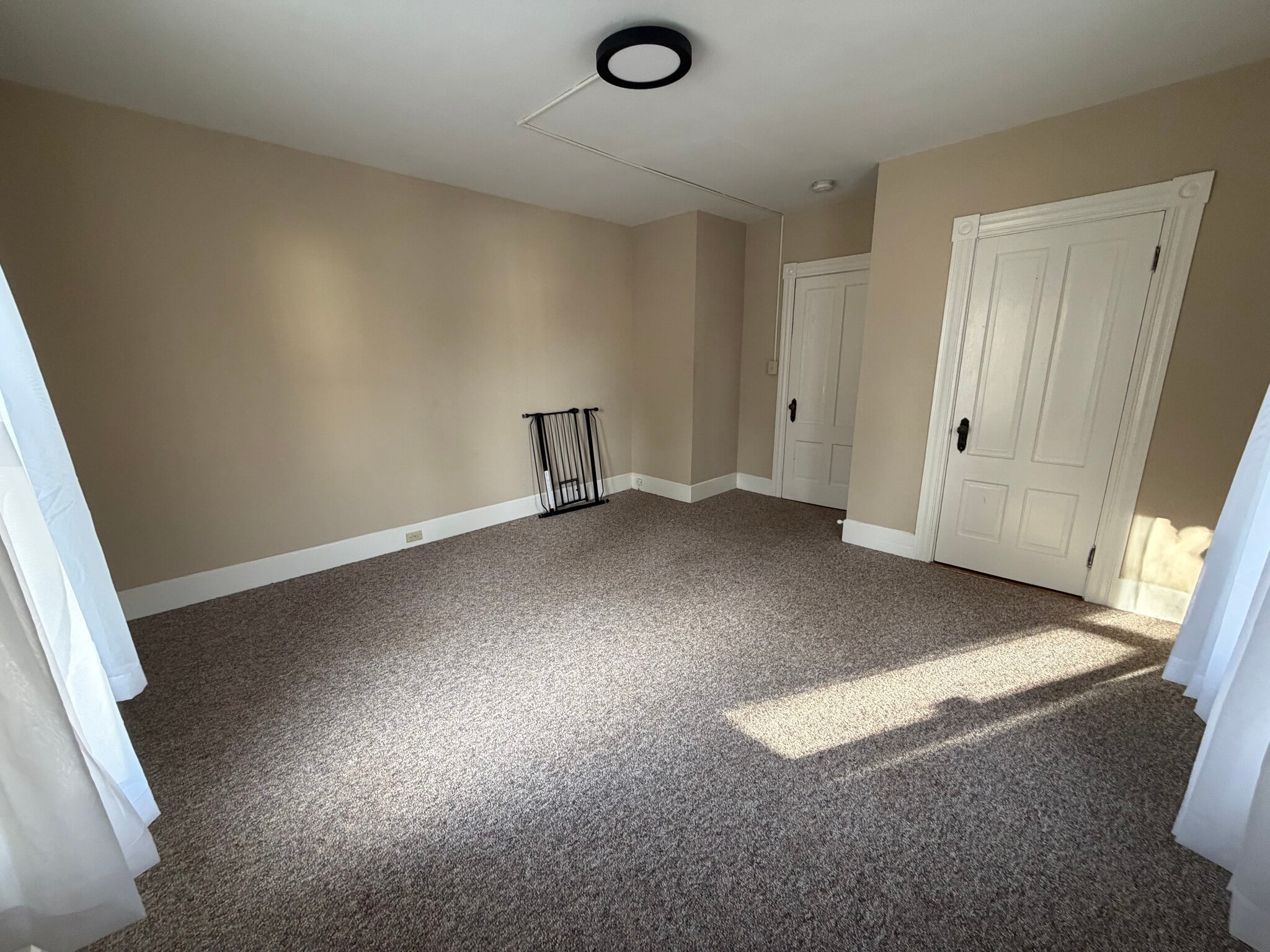 Building Photo - 16 Nichols St