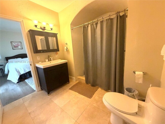 Building Photo - 5116 SW 57th Ave