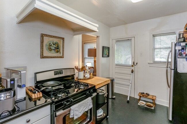 Building Photo - 1740 Banks St