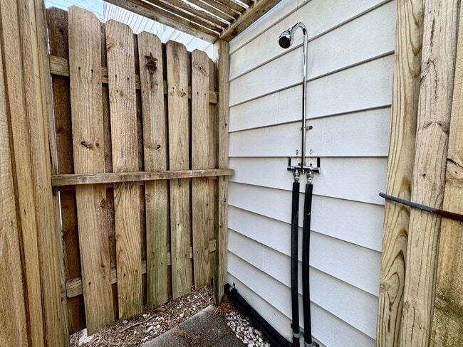 Building Photo - Ready 04-01-26! A Shadowlawn Condo w/Rooftop Deck - 3 Primary Suites - Outdoor Shower - Pet Frien...