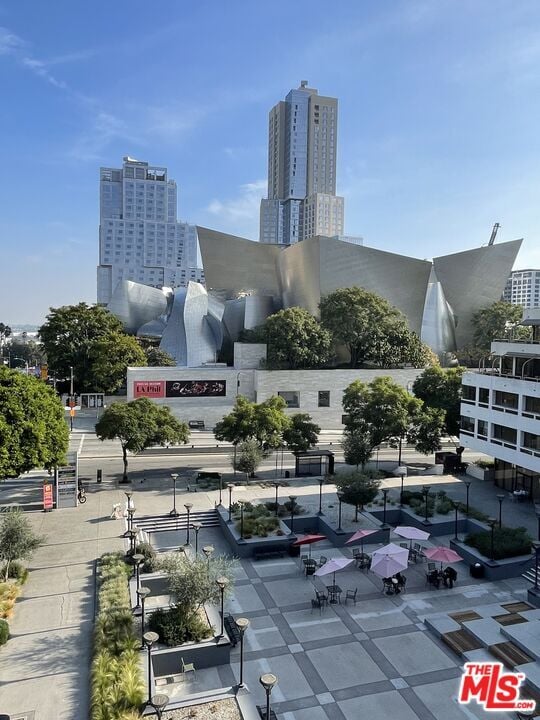 Building Photo - 121 S Hope St