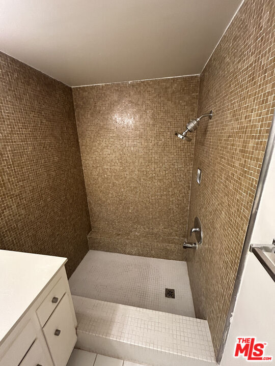 Building Photo - 833 Moraga Dr