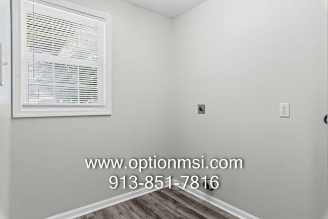 Building Photo - Welcome home to this beautifully updated 3-bedroom, 2-bath duplex in the heart of Johnson County!
