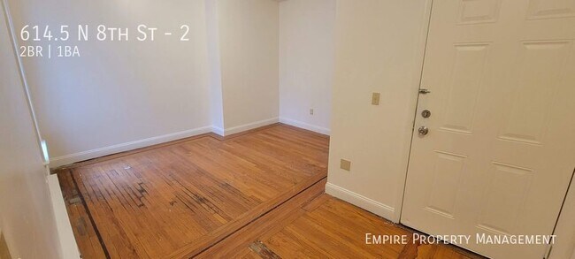 Building Photo - 2nd Floor 2 Bedroom 1 Bathroom Apartment i...
