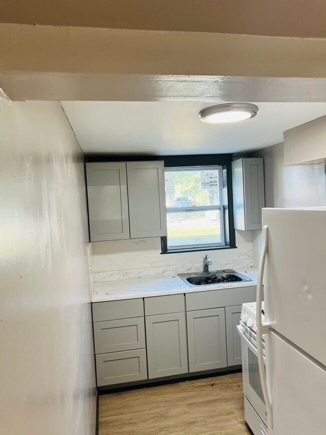 Building Photo - Charming 1-Bedroom Apartment in a Quaint S...