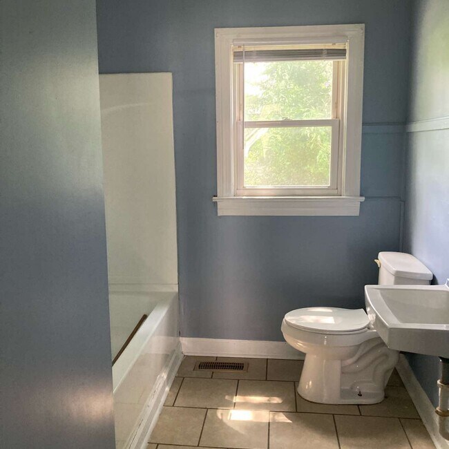 Building Photo - 2710 Lindsey Dr