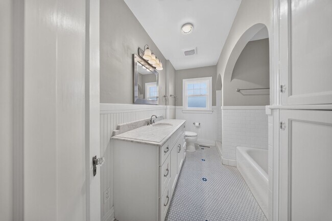 Building Photo - 1028 E 33rd Pl